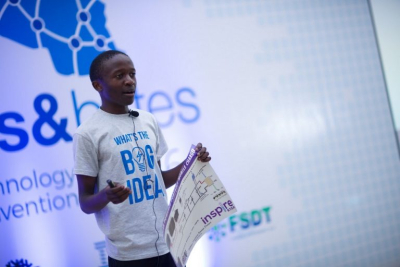 Un jeune innovateur tanzanien exploite le soleil pour aider la communauté