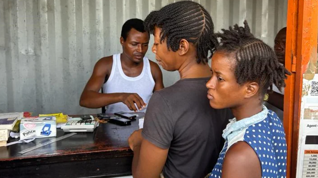 Digital payments in Sierra Leone. Credit: Camilla Holmemo / World Bank