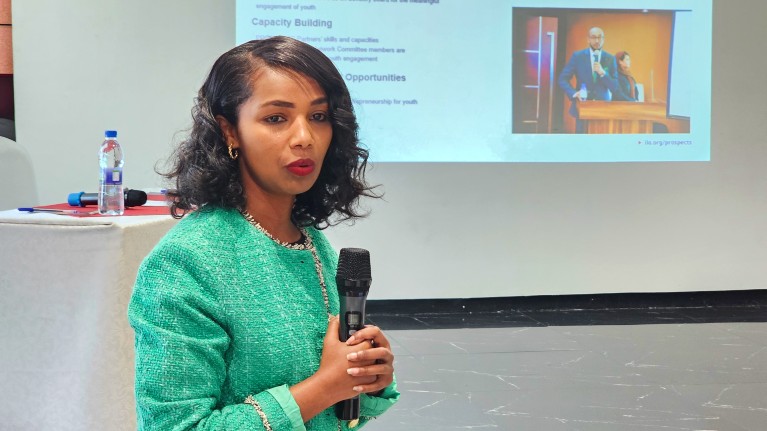 Marta Tsehay, responsable du programme national pour OIT PERSPECTS en Éthiopie, guide les gagnants sur les prochaines étapes du programme. ©OIT/Zelalem Alemenew Desta
