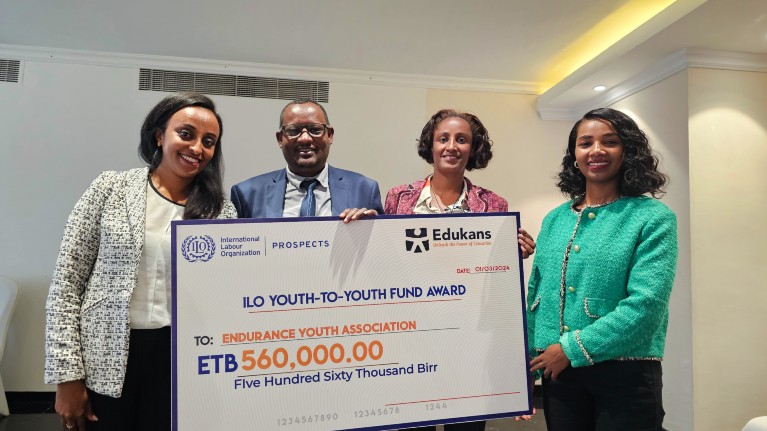 Personnel de l'Endurance Youth Association avec le certificat de récompense. ©OIT/Zelalem Alemenew Desta